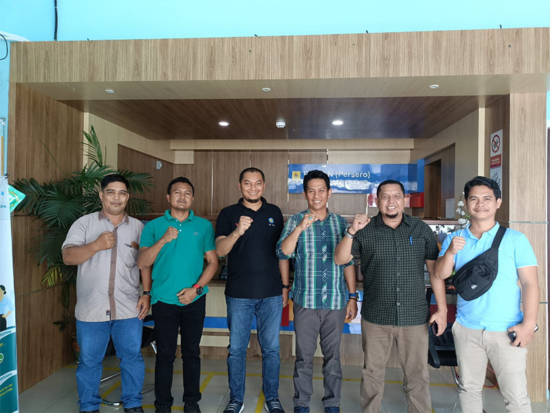 Manager ULP PLN Rayon Bengkalis Muhammad Ashqalany Aulia Rahman (dua kiri) menggelar silaturahmi bersama pengurus FW-RPG Kabupaten Bengkalis di Kantor ULP PLN Jalan Antara, Rabu (5/6/2024).