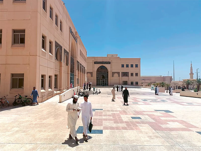 Suasana kampus Universitas Islam Madinah (27/5). Sekitar 1.600 mahasiswa kampus itu berasal dari Indonesia.