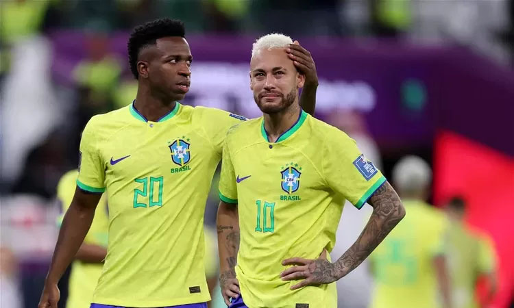 Vinicius (kiri) dan Neymar (kanan) saat membela Timnas Brazil.