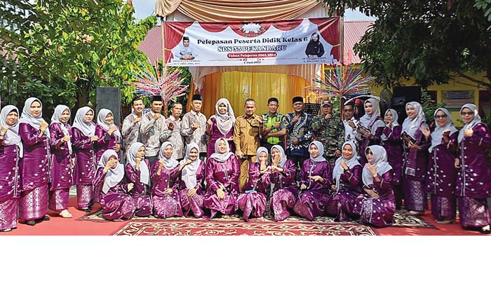 Kepala Seksi Kesiswaan SD Disdik Pekanbaru Alda Fiandri SPd MM (sebelas kiri), Kepala SDN 35 Pekanbaru Hj Eka Elvani SPd MM (sepuluh kiri), majelis guru, ketua komite.