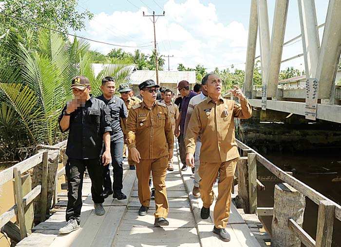 Pj Bupati Inhil H Herman saat meninjau kondisi Jembatan Parit 16, Desa Pulau Kecil, Kecamatan Pulau  Reteh, Selasa (4/6/2024).