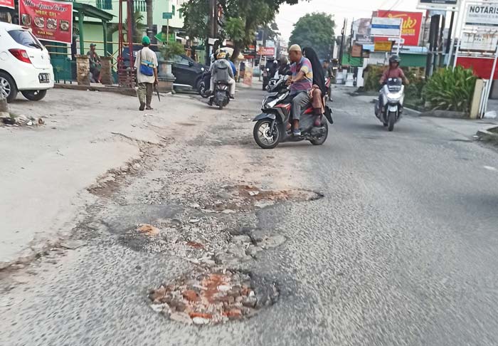Sejumlah lubang tersebar di Jalan Paus, Pekanbaru, Senin (3/6/2024).