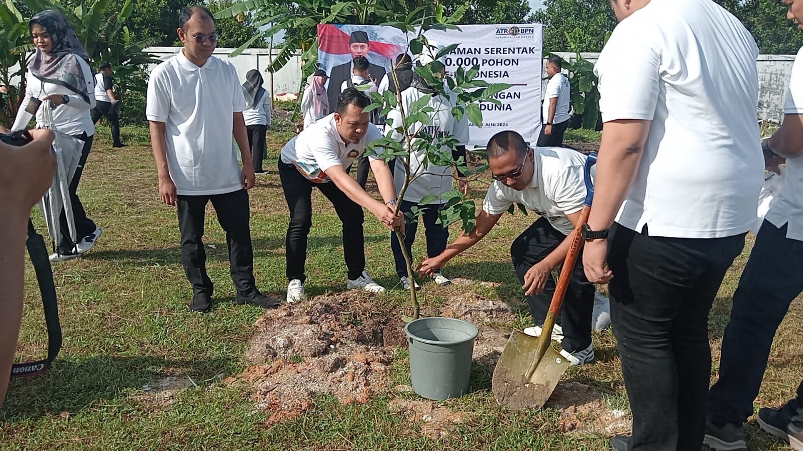 memperingati Hari Lingkungan Hidup 2024,  Badan Pertanahan Nasional (BPN) di Provinsi Riau bersama Kantor Pertanahan BPN Pekanbaru melakukan penanaman ribuan pohon secara serentak.