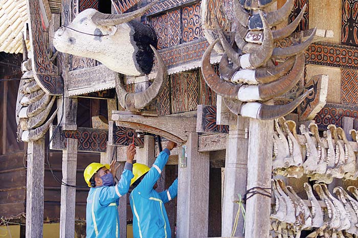 Petugas PLN lakukan penyambungan listrik bagi pelanggan baru di Toraja, Sulawesi Selatan.