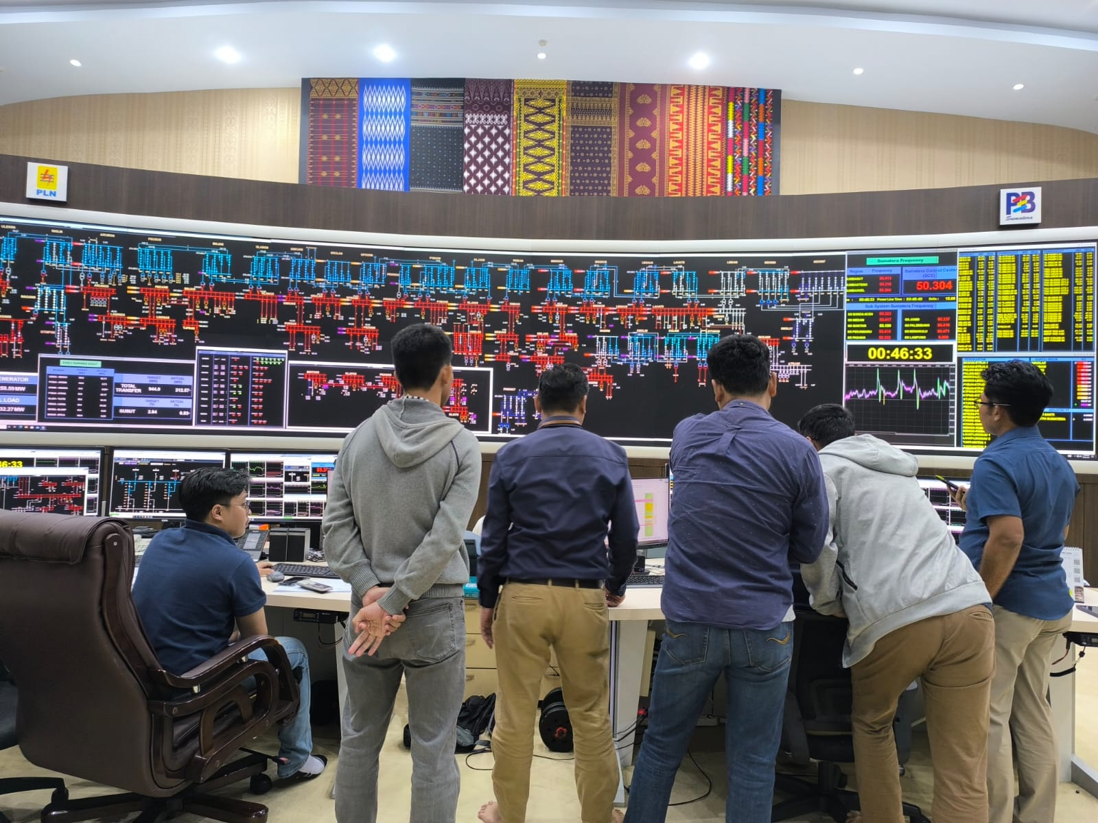 Tim PLN tengah memulihkan sistem gangguan transmisi listrik di wilayah sumatera, Rabu (5/6/2024).