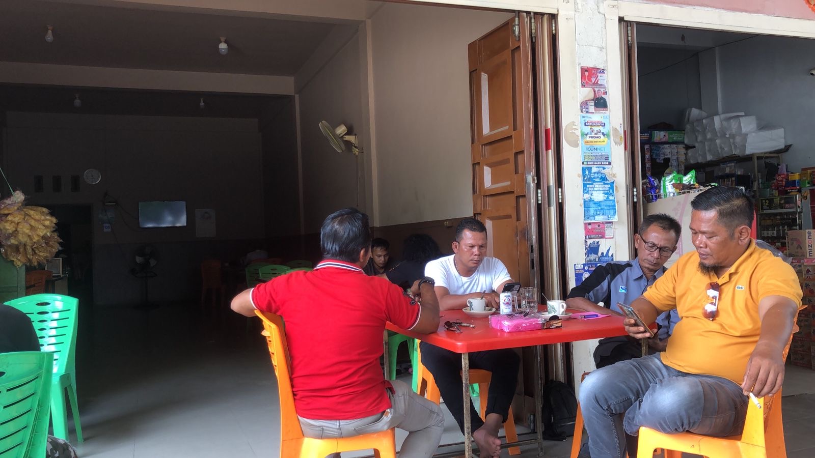 Pelanggan Kedai Kopi Akok di Jalan Kwalian Siak memilih duduk di depan, di dalam kedai terasa panas karena listrik padam, Rabu (5/6/2024).