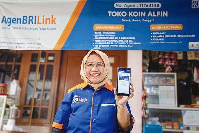 Seorang Agen BRILink Pekanbaru memperlihatkan ponsel yang digunakannya sebagai akses produk&nbsp;Pinang Dana Talangan Bank Raya, Selasa (4/6/2024).