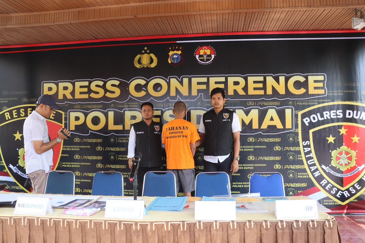 Tersangka penjual video porno JP alias Jack (22) dihadirkan saat konferensi pers yang digelar Polres Dumai, Rabu (5/6/2024).