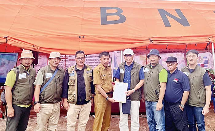 PT RAPP dan APR menyerahkan bantuan melalui Posko Bencana Kabupaten Agam yang diterima Kepala Dinas Sosial Kabupaten Agam Yunilson, baru-baru ini.