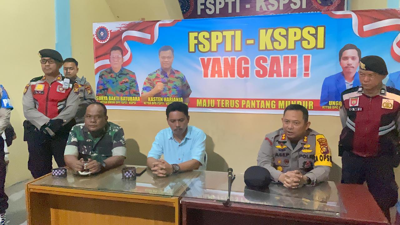 Kapolres Siak AKBP Asep Sujarwadi mendatangi sekretariat dua kubu serikat pekerja di Tualang, Rabu (5/6/2024).