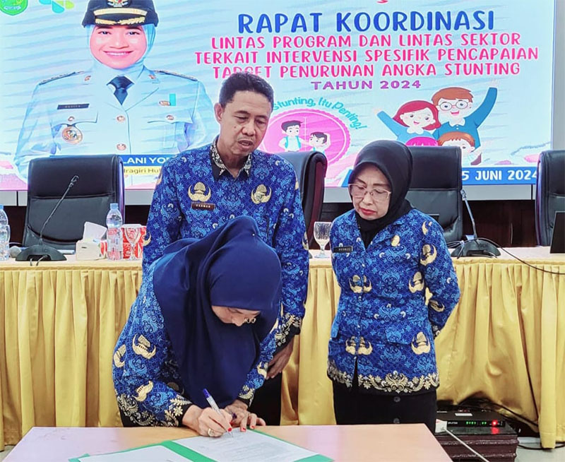 Kadiskes Inhu, Elis Julinarti DCN MKes menyaksikan para pihak menandatangani komitmen bersama mensukseskan gerakan intervensi serentak pencegahan stunting, Rabu (5/6/2024).