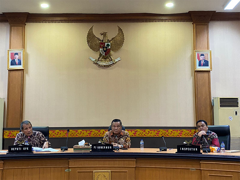 Deputi Pencegahan KPK Pahala Nainggolan (kiri) saat menyampaikan keterangan pers, Kamis (6/6).
