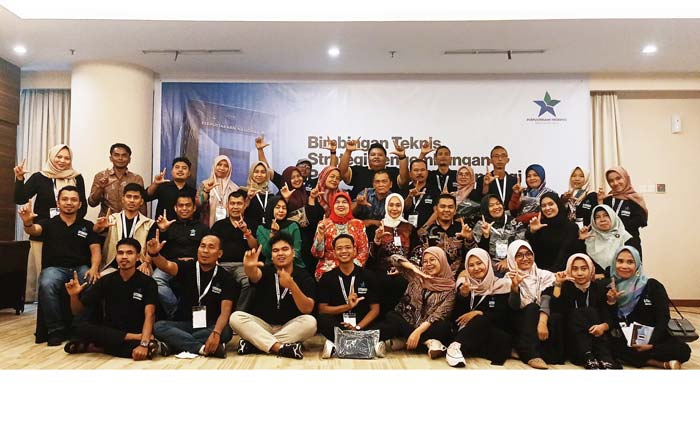 Seluruh peserta bimbingan teknis strategi pengembangan perpustakaan dan teknologi informasi komunikasi tahun 2024 foto bersama.