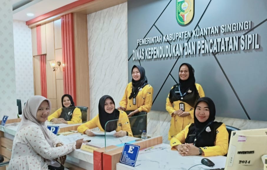 Pegawai Disdukcapil Kuansing saat melayani masyarakat, Kamis (6/6/2024).