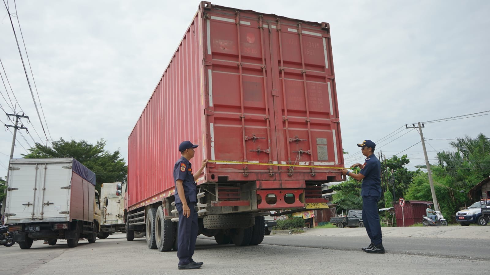 Petugas melakukan pengukuran truk saat dilakukan razia ODOL (Over Dimension & Over Load) di Jalan Soekarno Hatta Pekanbaru, Kamis (6/6/2204).