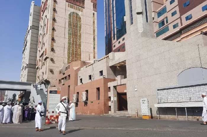 Suasana di depan Masjid Jin. Salah satu lokasi yang biasa dikunjungi jamaah Indonesia.