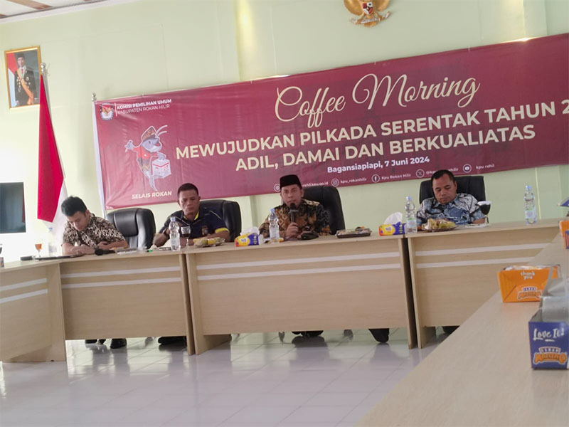 Ketua KPU Rohil Eka Murlan SE Sy menyampaikan sambutan pada kegiatan coffee morning di Bagansiapiapi, Jumat (7/6/2024).