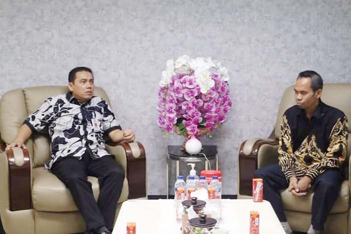 Kepala Kanwil Kemenkumham Riau Budi Argap Situngkir berbincang dengan Ketua Tim DJAHU Kemenkumham Republik Indonesia Nurdin Efendi (kanan).