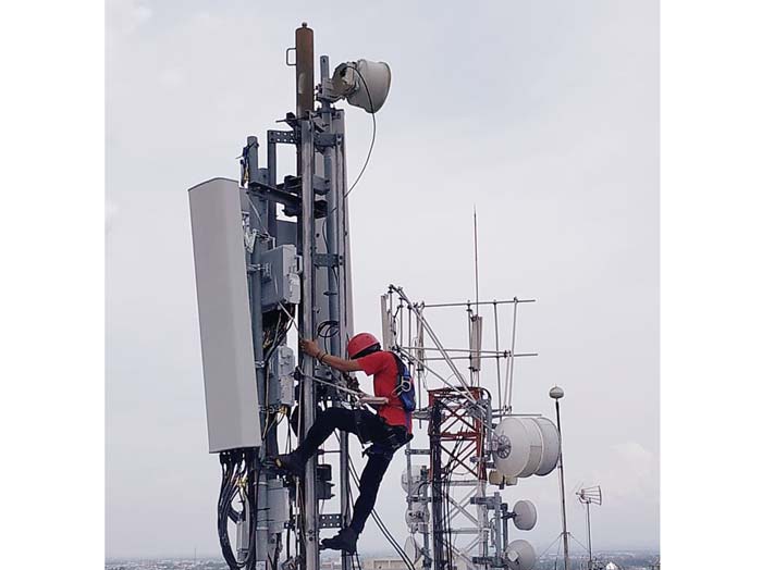 Tim teknis Smartfren terus berjibaku agar layanan internet kepada pelanggan tetap optimal meskipun sempat terhambat akibat aliran listrik yang padam, Kamis (6/6/2024).