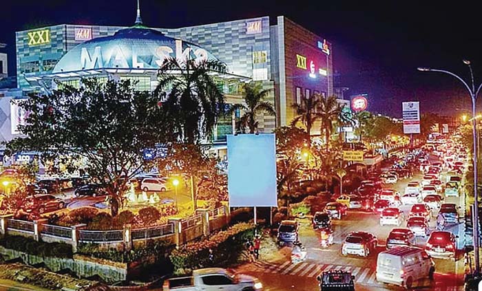 Suasana di luar Mal SKA Pekanbaru saat malam hari, baru-baru ini. Mal SKA akan mengadakan berbagai program menarik temani liburan sekolah.