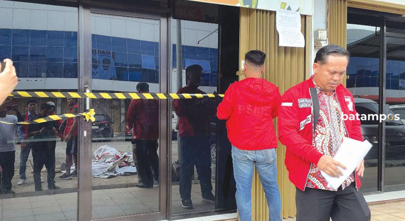 Sejumlah pengurus DPW PSI Provinsi Kepri menyegel kantor DPW PSI dengan membentangkan pita kuning dilarang melintas di sepanjang pintu masuk kantor yang berada di Ruko Botania 2 Batam Center.