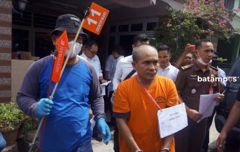 Terdakwa Ahmad Yuda saat melakukan rekonstruksi.