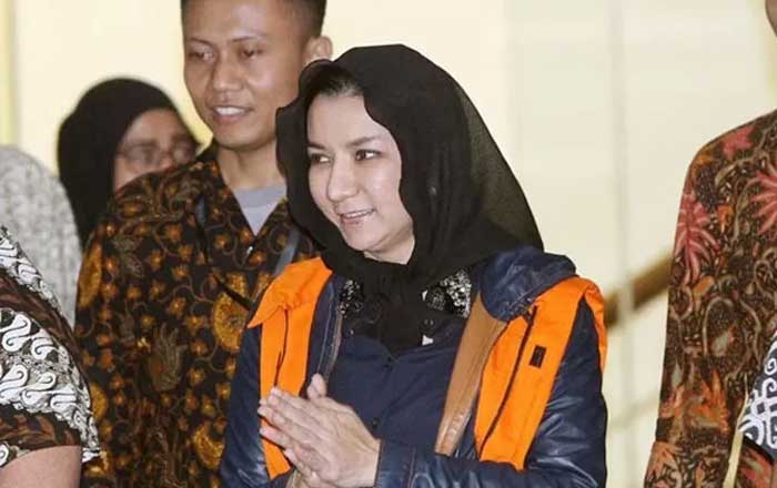 Bupati Kutai Kartanegara (Kukar) Rita Widyasari mengenakan rompi oranye usai menjalani pemeriksaan perdana Gedung KPK, Jakarta, Jumat (06/10. Rita ditahan di Rumah Tahanan cabang KPK