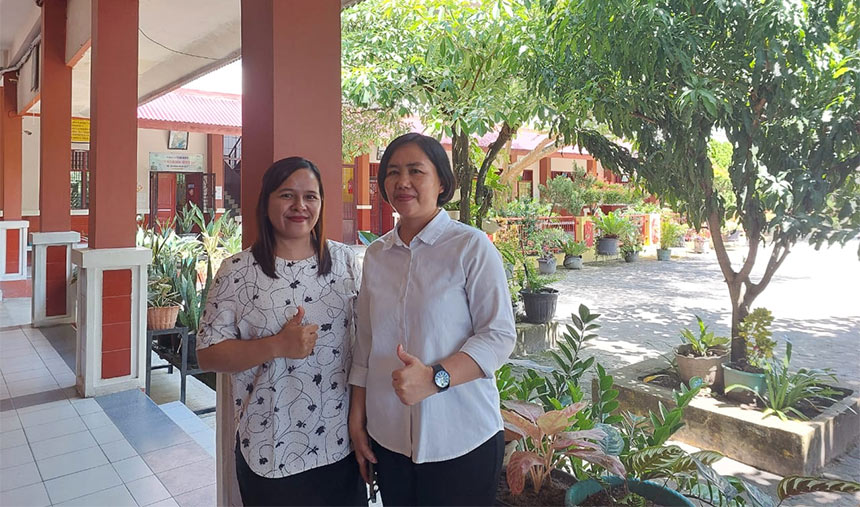 Kepala SD Santa Maria II Pekanbaru Jenny FP Sihotang (kanan) bersama Wakil Kepala Bidang Kesiswaan Andriani Saragih dengan sekolahnya yang hijau, Rabu (5/6/2024)