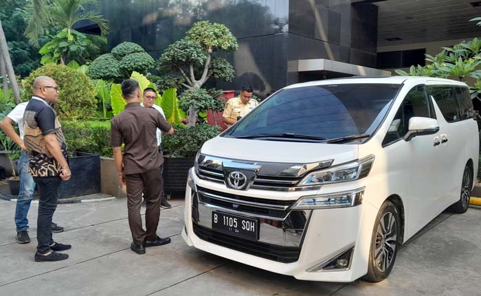 Mobil mewah yang dikembalikan Kemal Redindo terparkir di Gedung KPK, Jakarta, Jumat (7/6/2024).