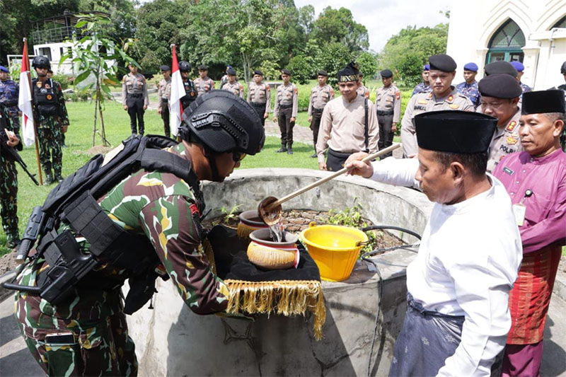 Proses pengambilan air suci di sumur Istana Asserayah Alhasyimiah atau Istana Matahari Timur Kota Siak, Jumat (7/6/2024).