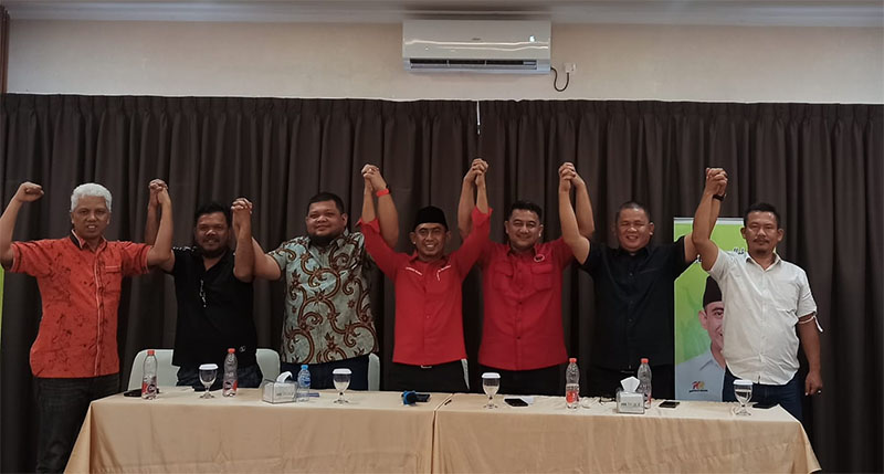 Balon Wako Pekanbaru Kharisman Risanda (tengah) foto bersama pengurus DPC PDIP Pekanbaru, Sabtu (8/6/2024).