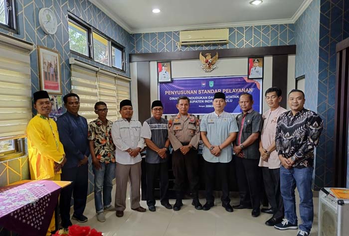 Sekretaris Disdukcapil Inhu Ripkas Racha&shy;yufie Todima SSTP MSi (empat kanan), Lurah Pematang Reba Suyono SE (tiga kanan) foto bersama.