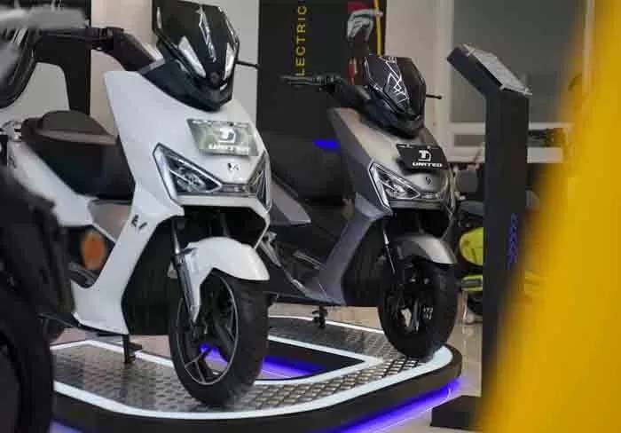 Motor listrik yang dipamerkan, beberapa waktu lalu. Walaupun motor listrik disubsidi pemerintah namun minat masyarakat masih kurang.