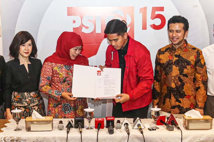 Ketum PSI Kaesang Pangarep bersama petinggi partai menyerahkan SK dukungan kepada Balon Gubernur dan Wakil Gubernur Jawa Timur Khofifah Indar Parawansa.