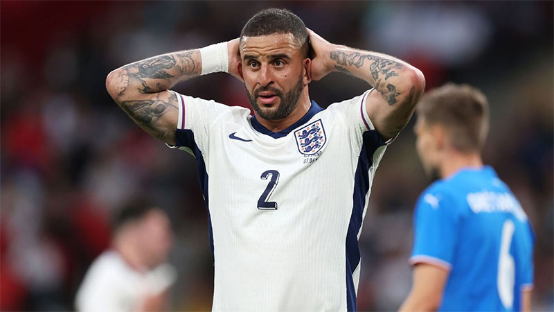 Ekspres kekecwan bek Timnas Inggris, Kyle Walker setelah dipermalukan Islandia, tim yang tidak lolos ke Euro 2024.