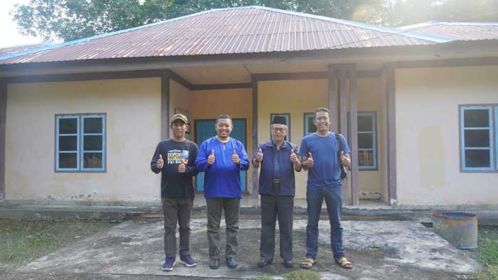 Ketua Umum DMDI Riau Masrul Kasmi dan Bengkalis Darma Firdaus meninjau kondisi Rumah Saudara Baru (Mualaf) di Desa Jangkang.