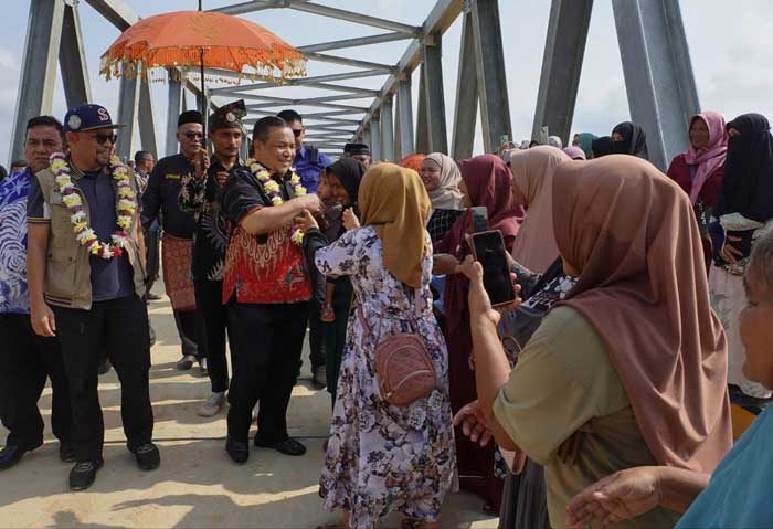 Pj Gubri SF Hariyanto disambut masyarakat saat tiba di Desa Rantau Kasih untuk syukuran dan peresmian jembatan, Sabtu (8/6/2024)