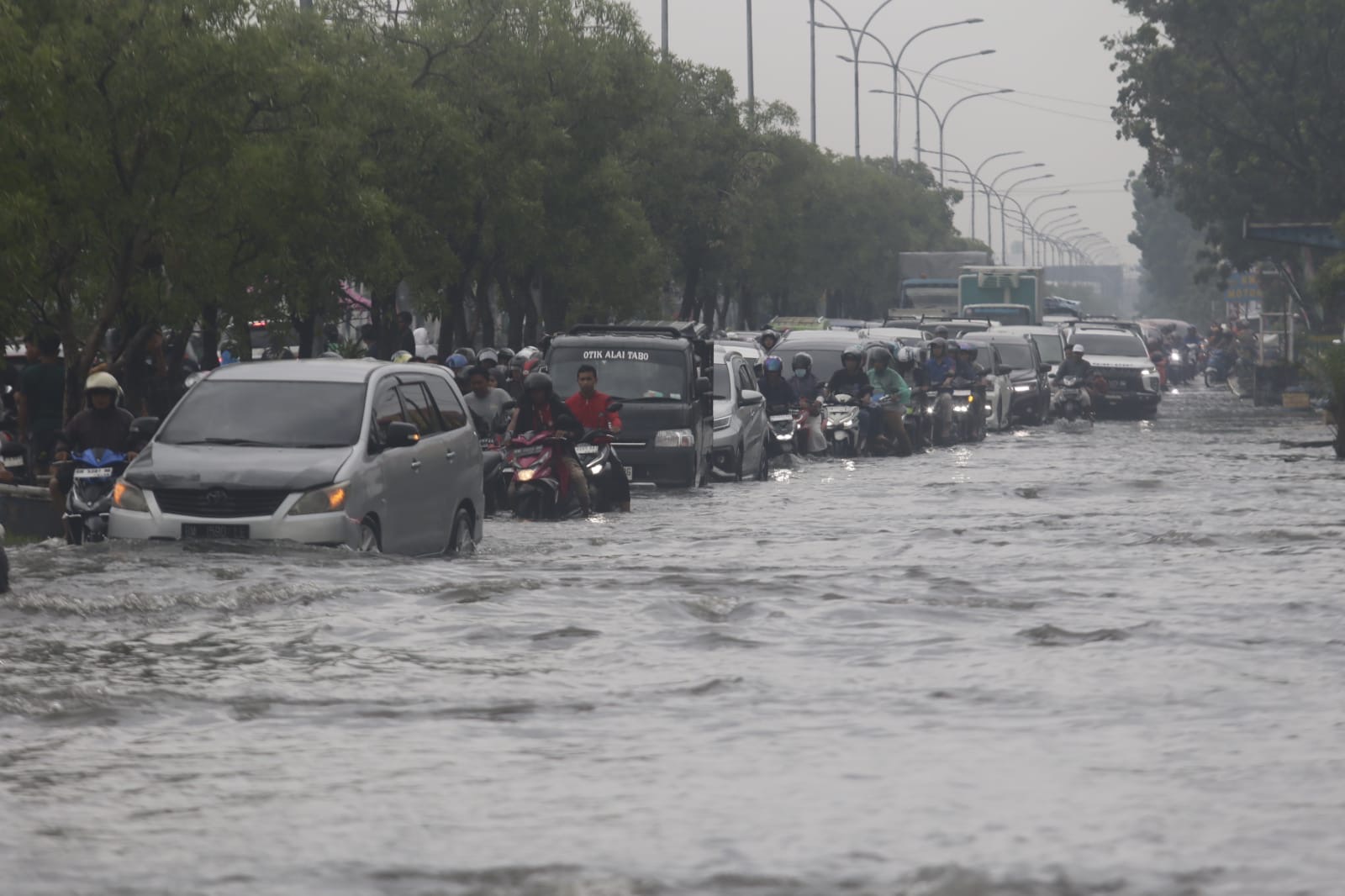 Banjir di Jalan Hr Soebrantas tepat nya di depan Jalan Kamboja dan Rm Baresolok sebabkan kemacetan di ruas jalan tersebut. Ahad (9/6) pagi.