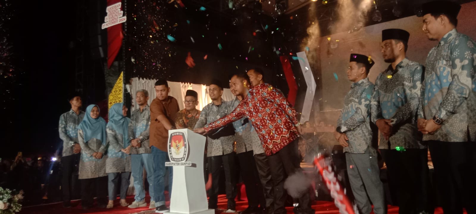 Ketua KPU Riau Rusidi Rusdan, Ketua KPU Kampar Andi Putra, Pj Sekda Kampar Ahmad Yuzar dan forkopimda menekan tombol sirine tanda dimulainya tahapan Pilkada Kampar 2024 di Lapangan Merdeka.