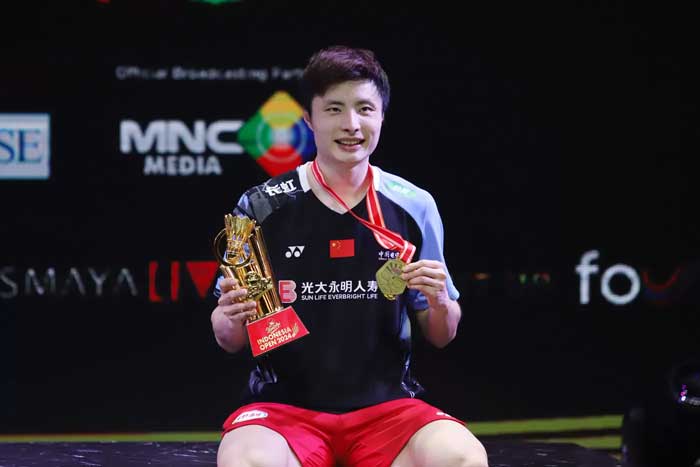 Selebrasi tunggal putra Tiongkok Shi Yu Qi usai menang melawan tunggal putra Denmark Anders Antonsen dalam babak Final Indonesia Open 2024 di Jakarta.