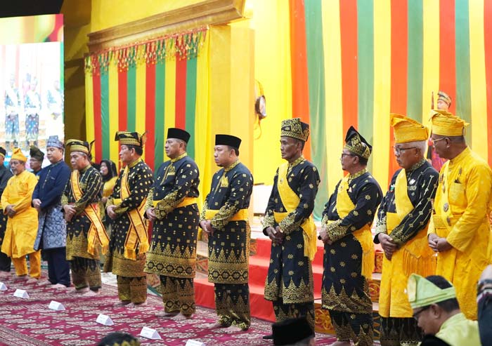 Bupati Siak H Alfedri sebagai Datuk Seri Setia Amanah dan Wakil Bupati H Husni Merza foto bersama para tokoh usai penabalan gelar adat dan tepuk tepung tawar di Gedung LAMR Siak Jalan Hang Tuah, Siak.