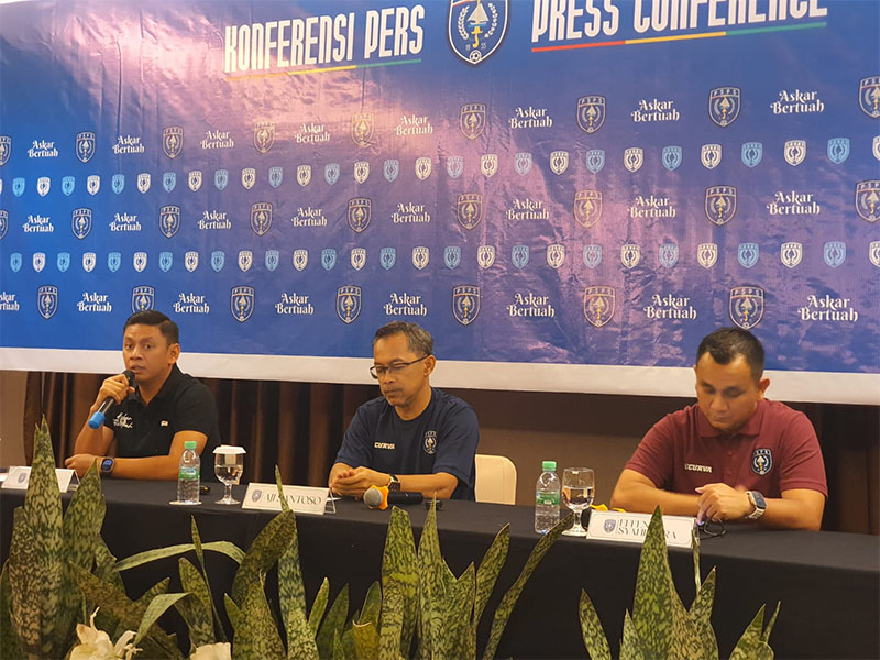 COO PSPS Edward Riansyah (kiri) didampingi CEO PSPS Efendi Saputra (kanan) dan pelatih Aji Santoso (tengah) memberi keterangan pers di Hotel Grand Elite Pekanbaru, Senin (10/10/2024).
