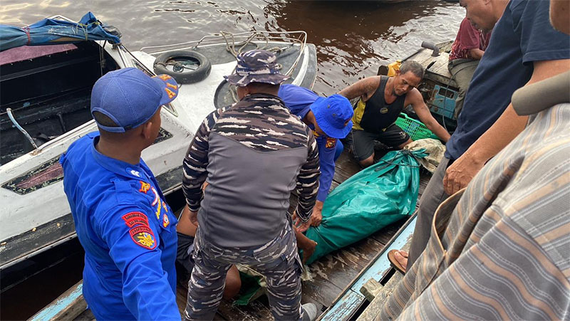 Tim gabungan saat mengevakuasi jazad korban, Ahad (9/6/24).