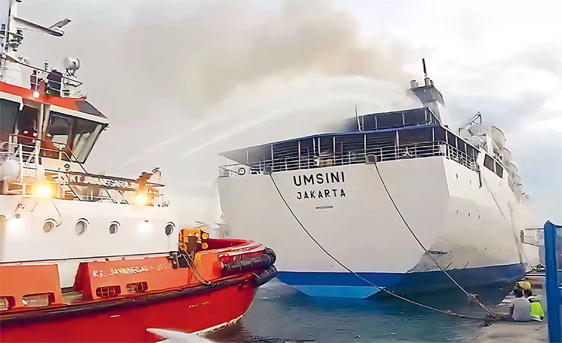 Proses pemadaman kebakaran KM Umsini yang bersandar di Pelabuhan Soekarno-Hatta, Kota Makassar, Minggu (9/6).