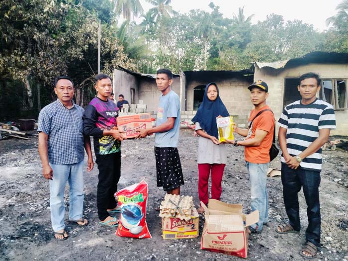 Korban kebakaran di Dusun Parit Baru, Desa Puteri Sembilan, Kecamatan Rupat Utara menerima bantuan sembako dari Dissos Bengkalis yang diserahkan, akhir pekan lalu.