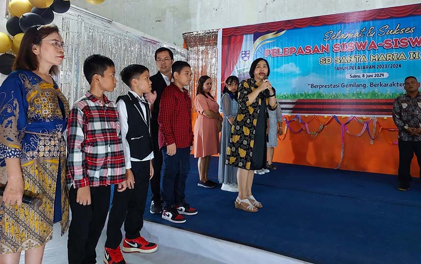 Kepala SD Santa Maria II Pekanbaru Jenny FP Sihotang saat serah terima murid kelas VI kepada orang tua, Sabtu (8/6/2024).