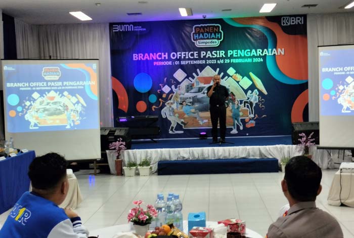 Asisten II Setda Rohul Drs H Ibnu Ulya MSi memberikan arahan saat menghadiri acara panen hadiah Simpedes BRI Cabang Pasirpengaraian di Hotel Sapadia Rohul, Ahad (9/6/2024).