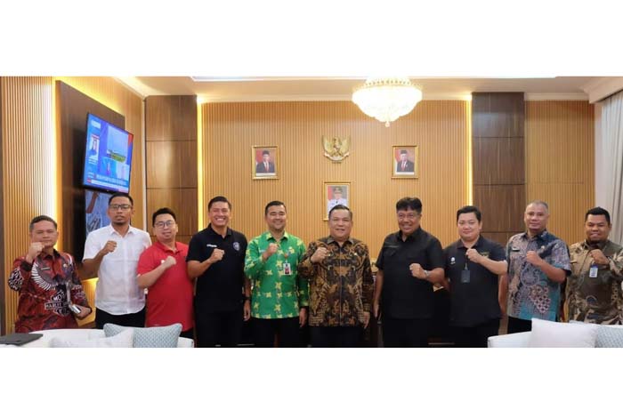 Pj Gubernur Riau SF Haryianto didampingi perwakilan Dispora Riau foto bersama dengan manajemen PSPS usai audiensi di kediaman Gubri, Jalan Diponegoro, Pekanbaru.