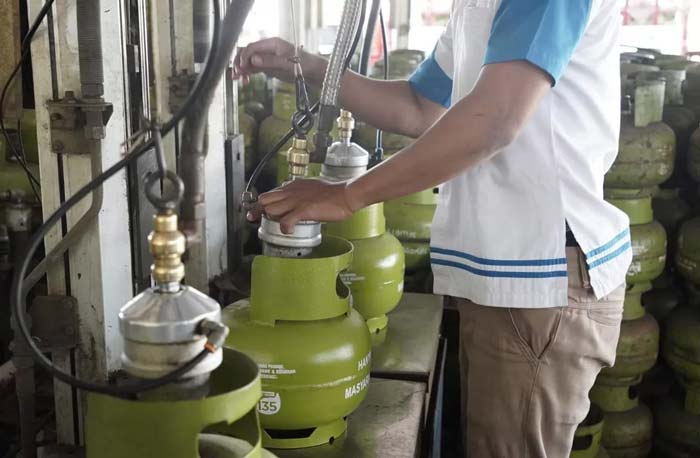 Petugas SPBE sedang melakukan pengisian tabung, beberapa waktu lalu.