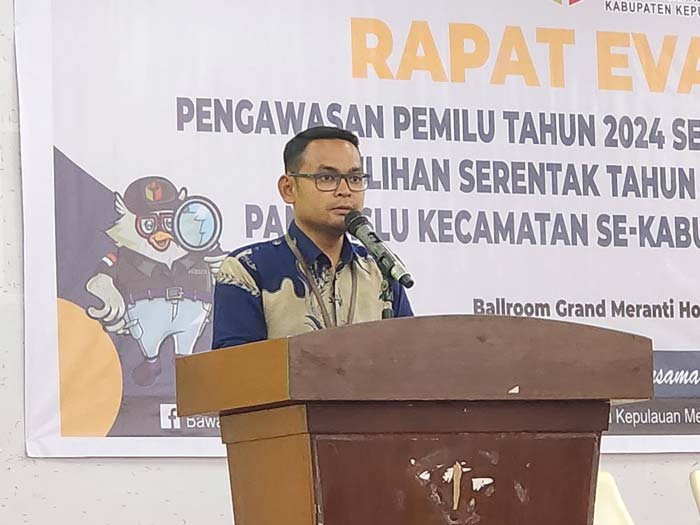 Ketua Bawaslu Kepulauan Meranti Samsurizal memberikan sambutan dalam sebuah acara, baru-baru ini.